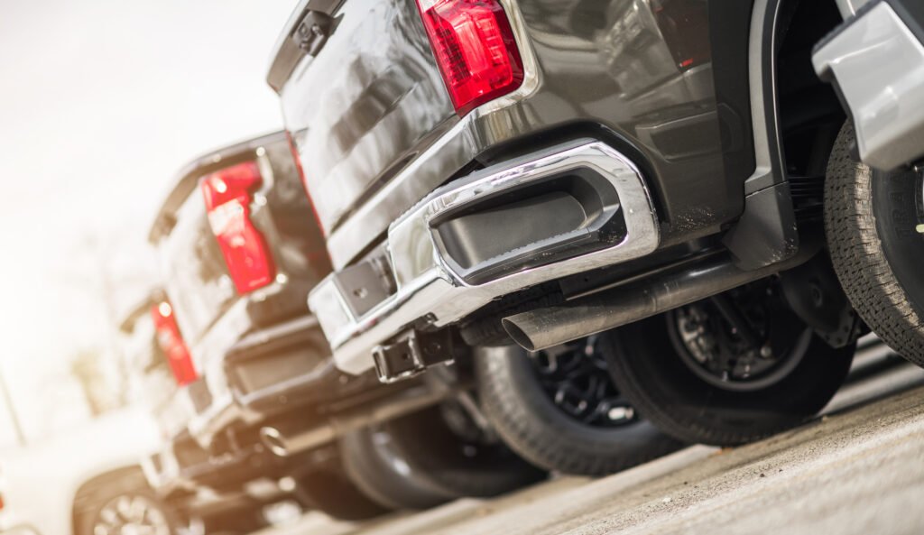 precios de pick ups: hilera de camionetas nuevas a la venta en una concesionaria