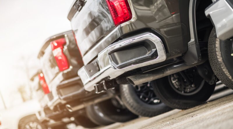 precios de pick ups: hilera de camionetas nuevas a la venta en una concesionaria