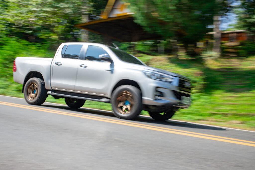 precios de pickups: camioneta moderna circulando por una ruta