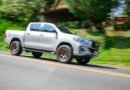 precios de pickups: camioneta moderna circulando por una ruta