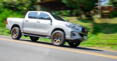 precios de pickups: camioneta moderna circulando por una ruta