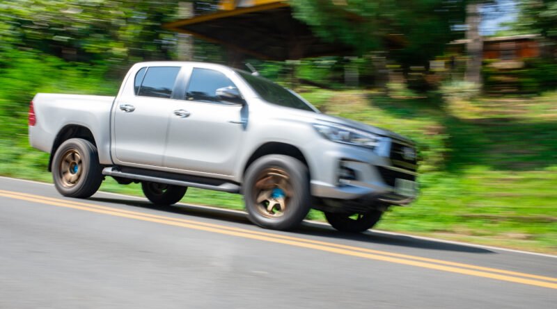precios de pickups: camioneta moderna circulando por una ruta
