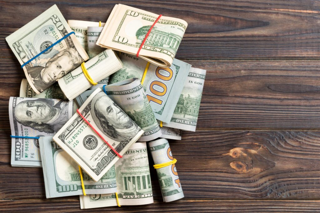 Préstamos en dólares: fajos de billetes de cien dólares