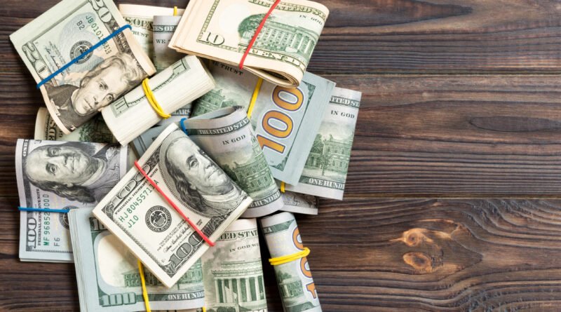 Préstamos en dólares: fajos de billetes de cien dólares