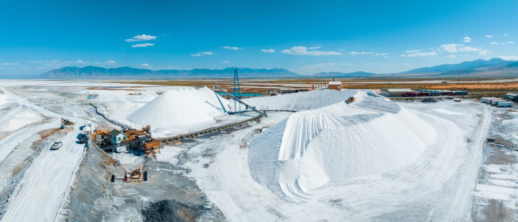producción minera: vista aérea de piletas de evaporación en un salar