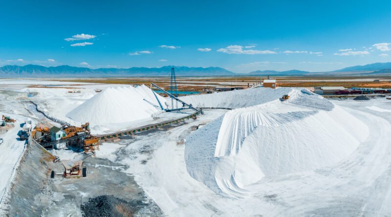 producción minera: vista aérea de piletas de evaporación en un salar