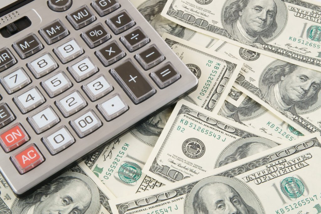 Proyecciones del dólar: calculadora sobre billetes