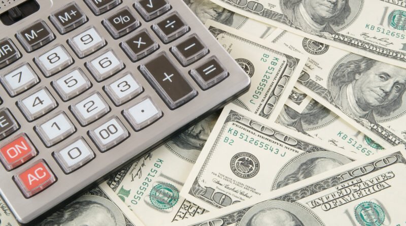 Proyecciones del dólar: calculadora sobre billetes