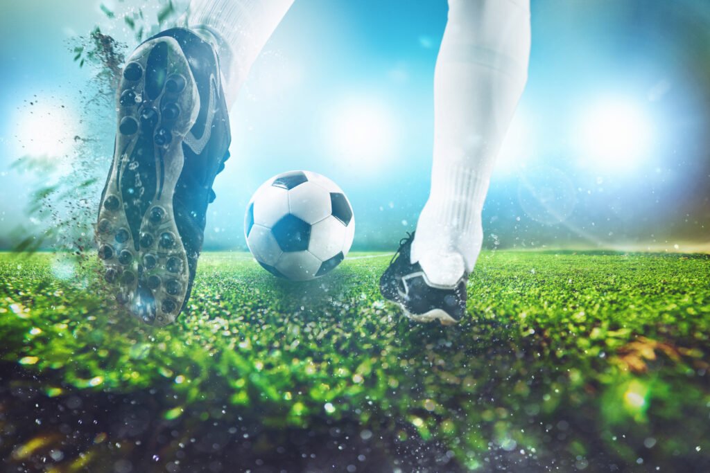 Racing por Barinaga: botín golpeando una pelota de fútbol de noche