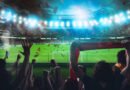 Racing vs Boca: estadio de fútbol de noche con hinchas