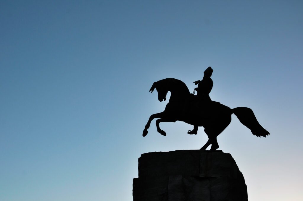 Reaparición de Milei: monumento al General San Martín
