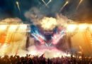 recitales del fin de semana: público de un recital frente a luces de escenario