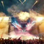 recitales del fin de semana: público de un recital frente a luces de escenario