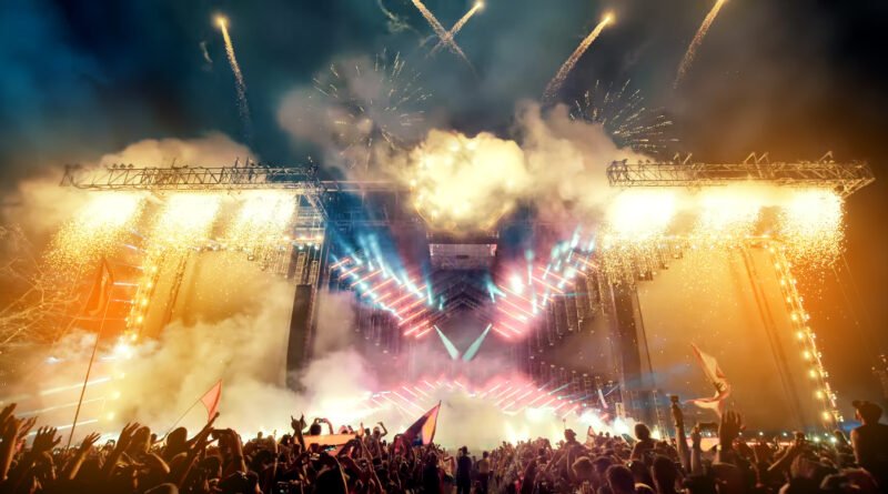 recitales del fin de semana: público de un recital frente a luces de escenario