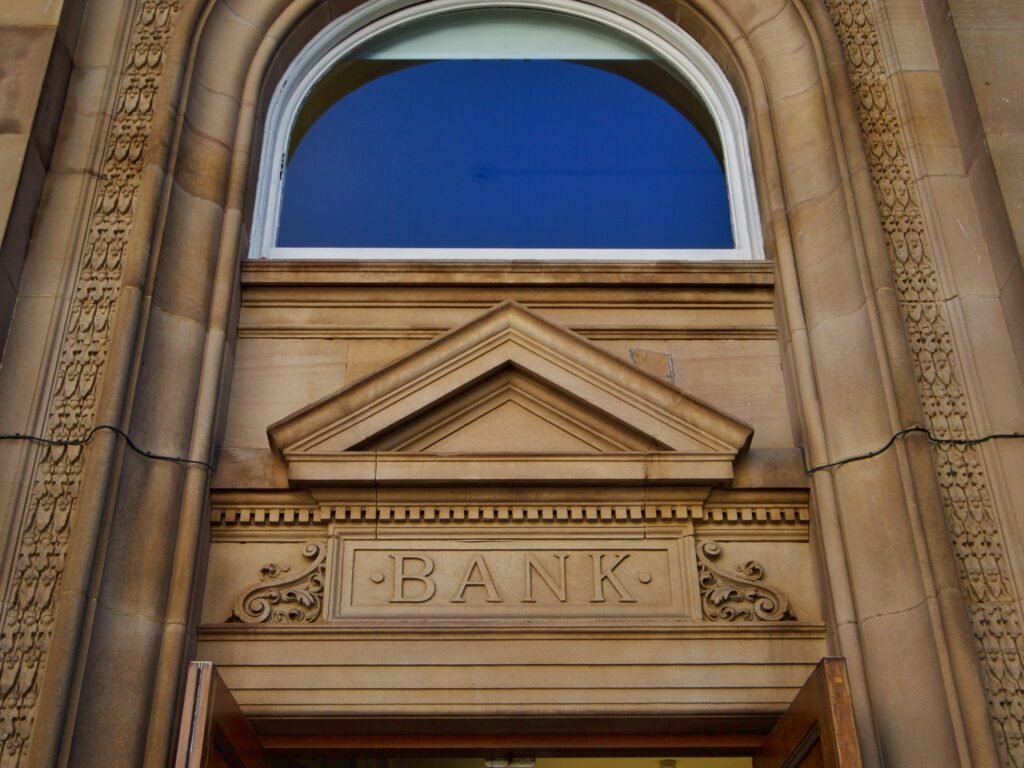 reforma del Banco Central: fachada de un edificio bancario histórico con columnas