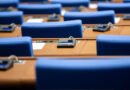 reforma Carta Orgánica: interior de un parlamento vacío con hileras de bancas