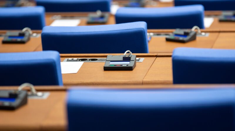 reforma Carta Orgánica: interior de un parlamento vacío con hileras de bancas