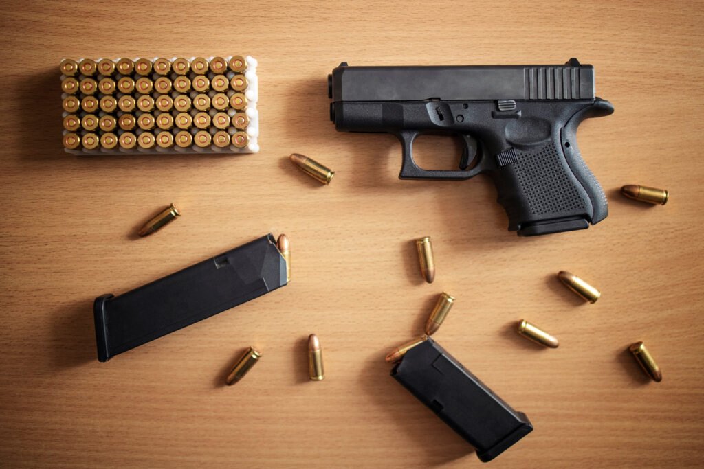 Registro Nacional de Armas: armas y municiones incautadas sobre una mesa