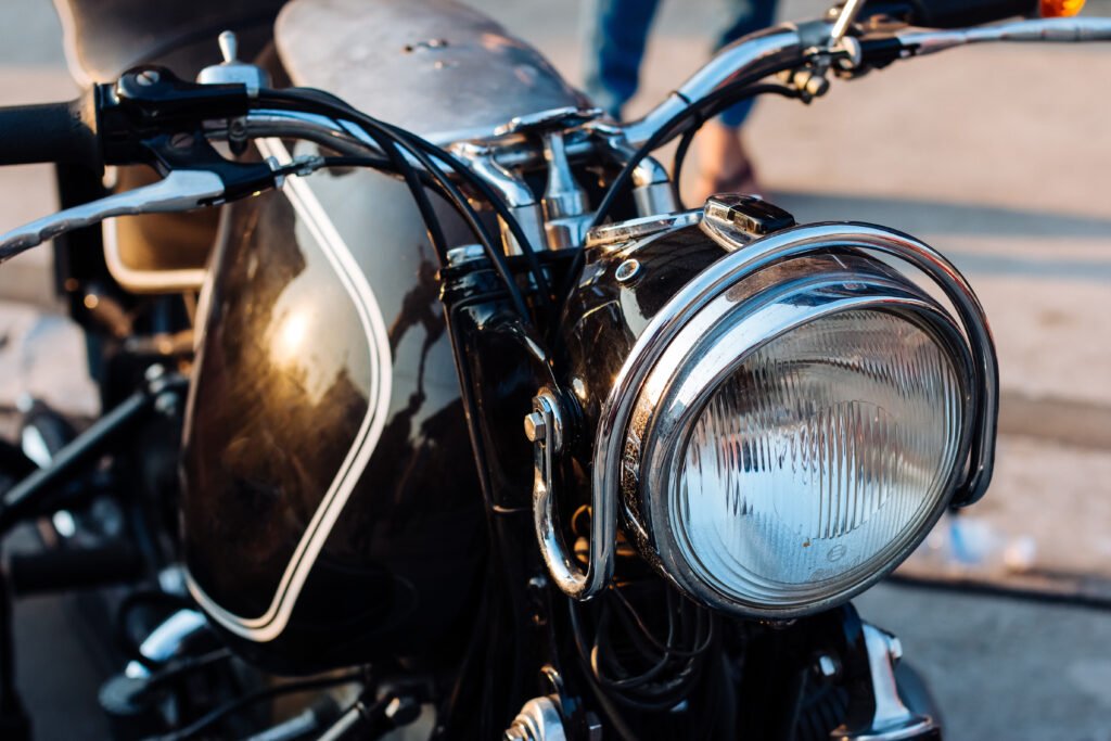regreso de Jawa: primer plano del faro cromado de una motocicleta clásica