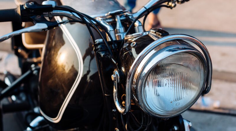 regreso de Jawa: primer plano del faro cromado de una motocicleta clásica