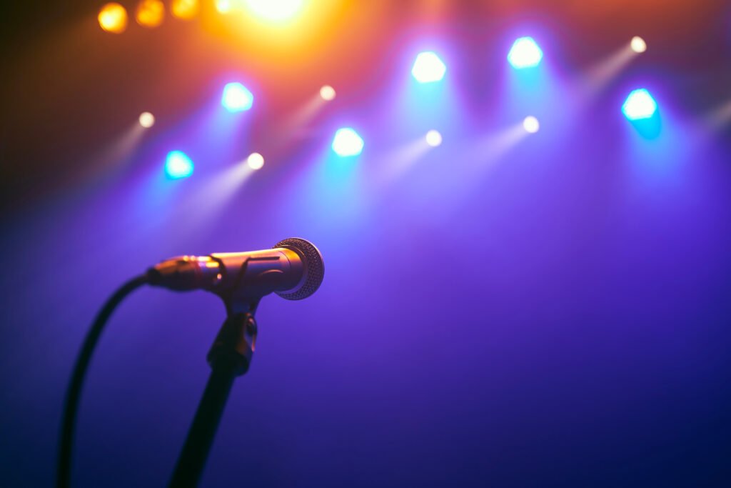 regreso de Popstars: micrófono iluminado en un escenario