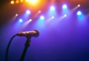 regreso de Popstars: micrófono iluminado en un escenario