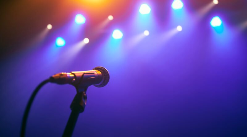 regreso de Popstars: micrófono iluminado en un escenario