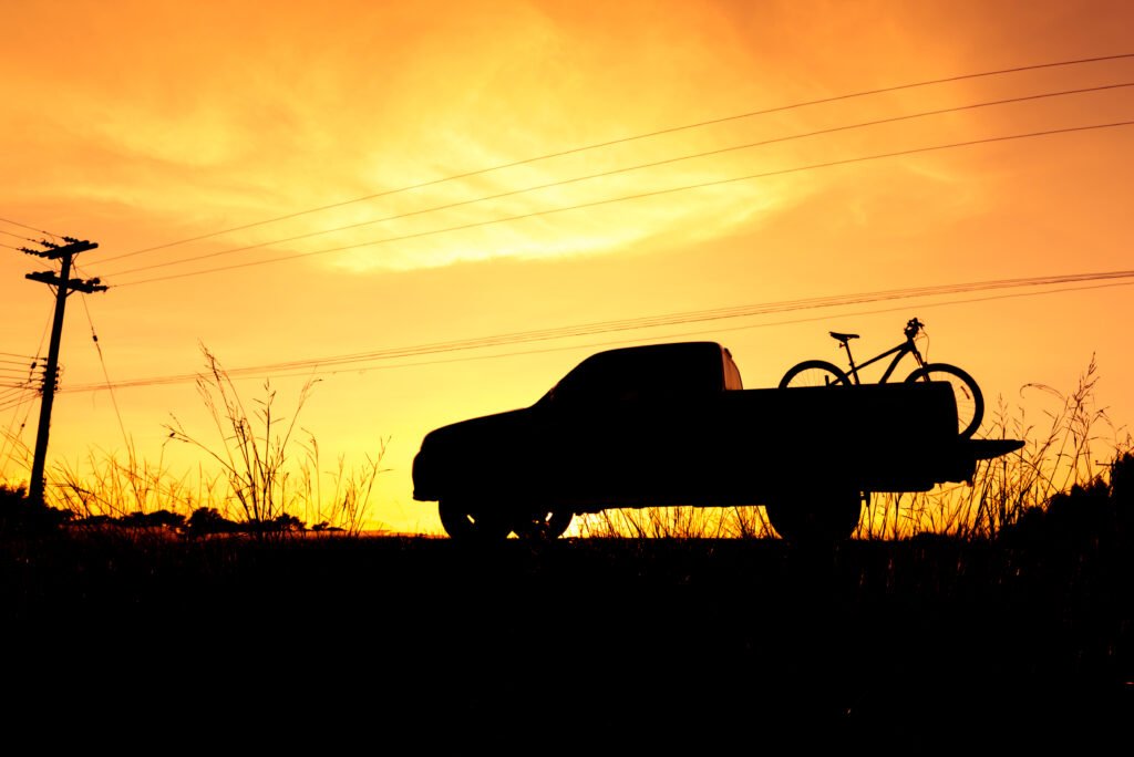 Renault Oroch: pickup en un camino al atardecer