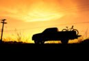 Renault Oroch: pickup en un camino al atardecer