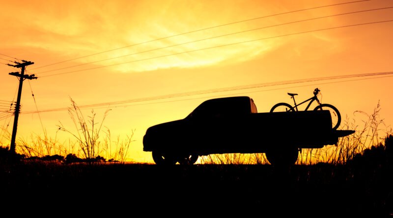 Renault Oroch: pickup en un camino al atardecer