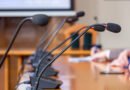 renuncia de Coudet: micrófonos de conferencia de prensa sobre una mesa