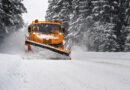 rescate en la nieve: máquina quitanieves despejando un camino de montaña