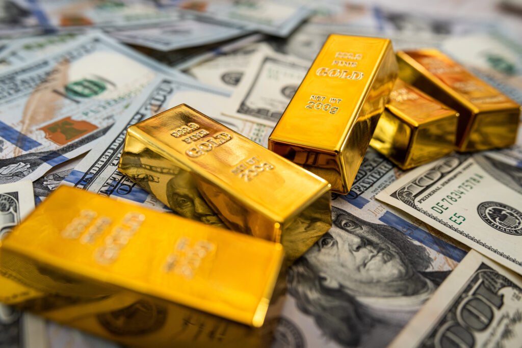 reservas del Banco Central: billetes de dólar junto a un lingote de oro