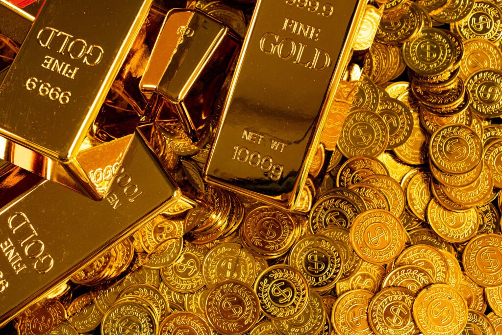 reservas del Banco Central: lingotes de oro sobre una pila de monedas doradas