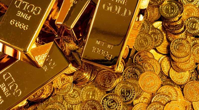 reservas del Banco Central: lingotes de oro sobre una pila de monedas doradas