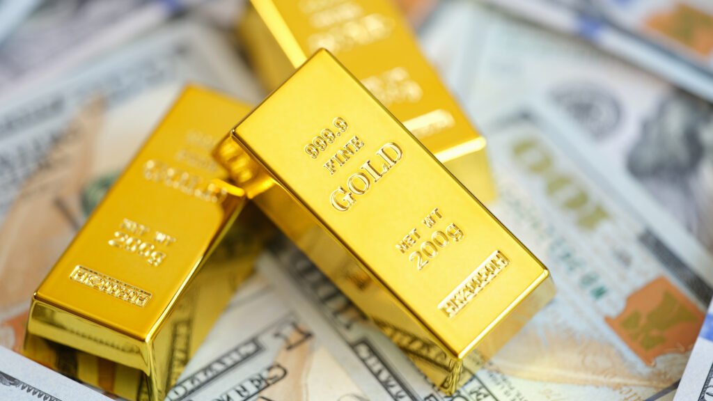 Reservas del BCRA: lingotes de oro apilados sobre billetes de dólar