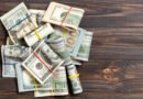 reservas del BCRA: fajos de billetes de dólar estadounidense apilados