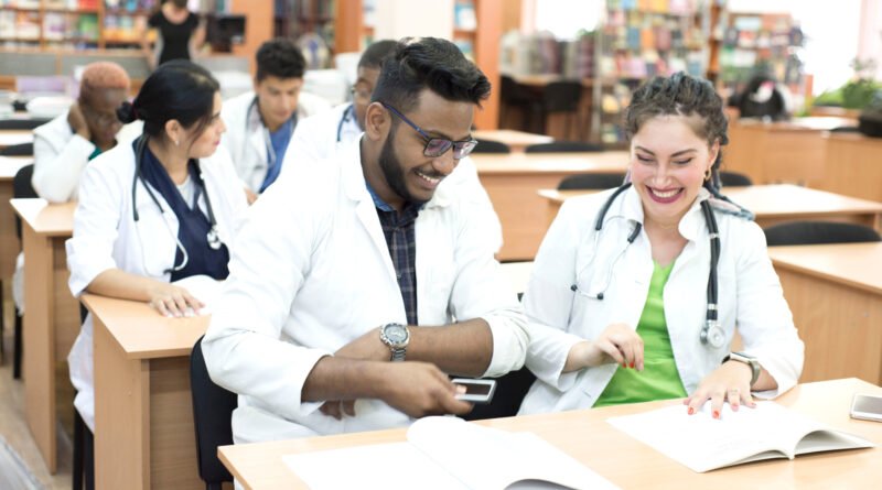 Residencias médicas: estudiantes de medicina en un aula