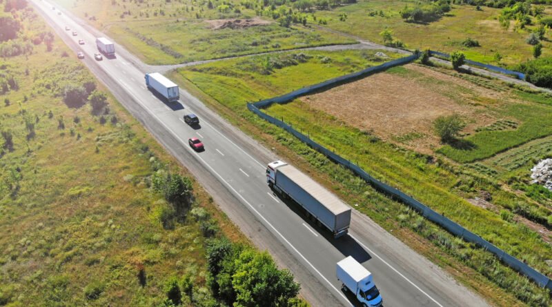 Restricción de camiones: transporte pesado circulando por una autopista