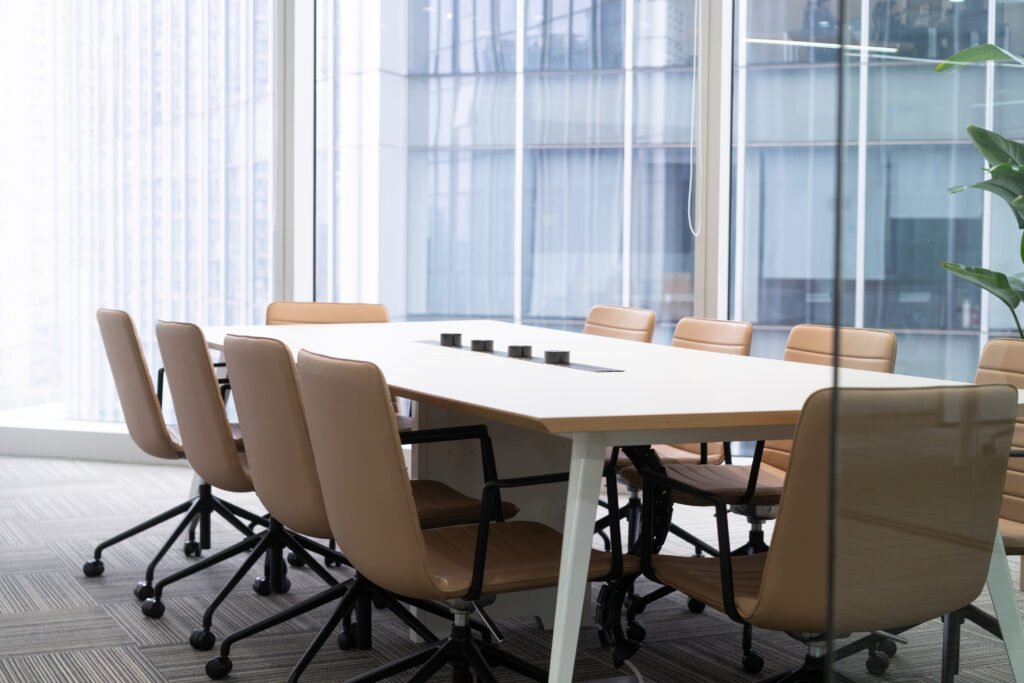 reunión de gabinete: sala de reuniones institucional con mesa larga