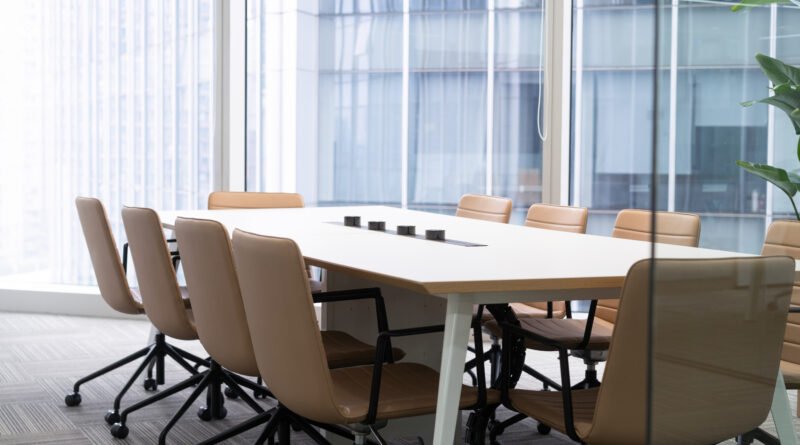 reunión de gabinete: sala de reuniones institucional con mesa larga