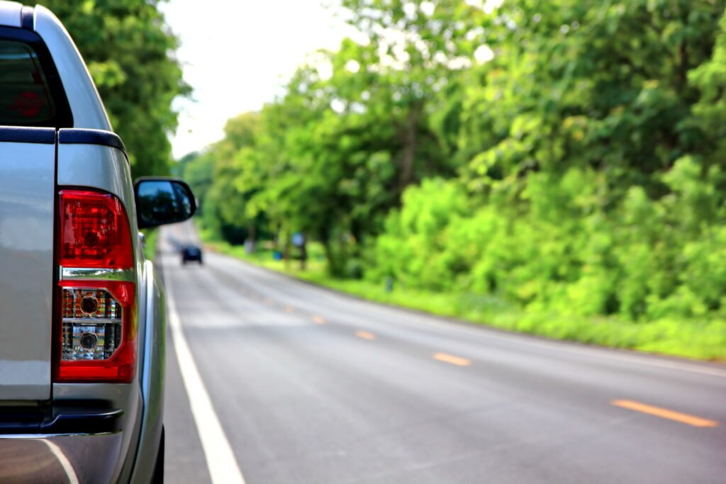 Riddara RD6: pick-up moderna estacionada en una ruta