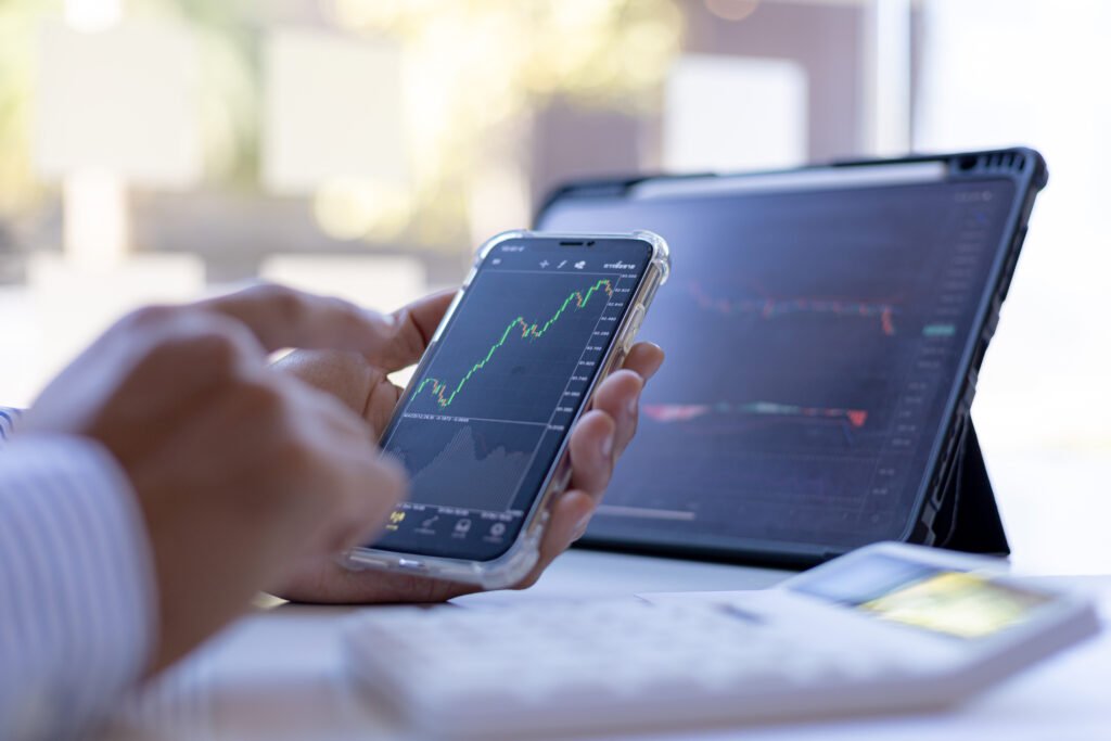 riesgo país: un inversor analiza gráficos financieros en pantallas