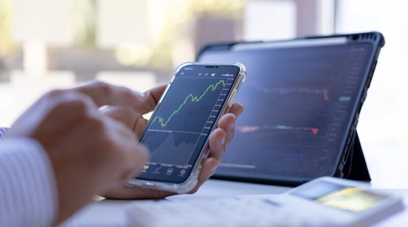riesgo país: un inversor analiza gráficos financieros en pantallas