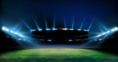 River de Ponzio: cancha de fútbol iluminada por reflectores de noche