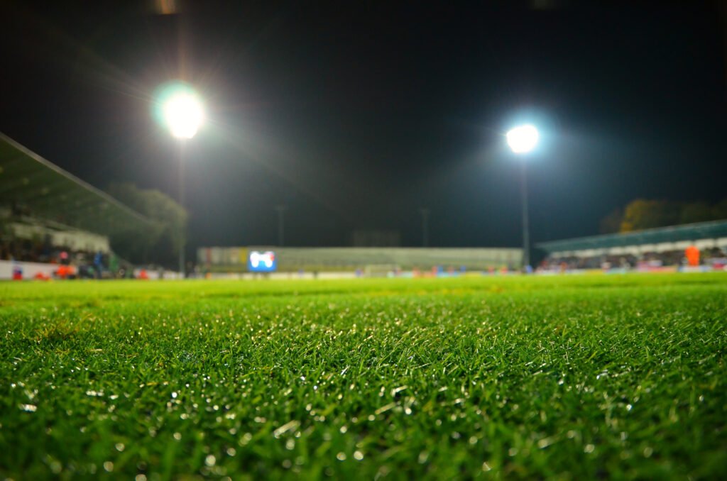 River ante Santa Fe: pelota en el césped de un estadio iluminado de noche