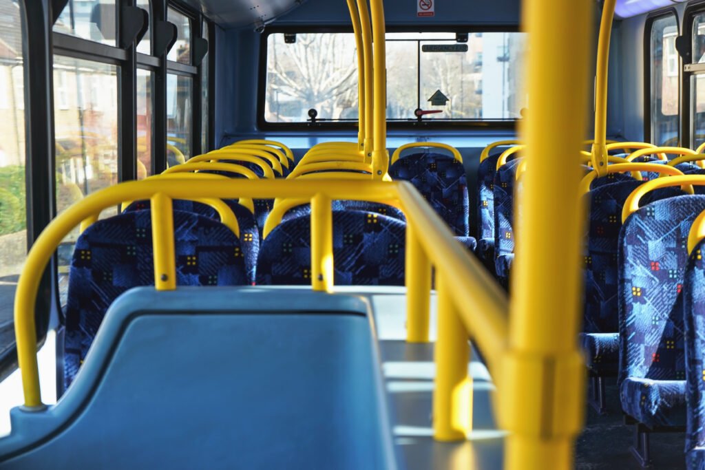 robó un colectivo: interior vacío de un colectivo con asientos