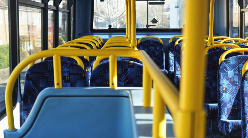 robó un colectivo: interior vacío de un colectivo con asientos