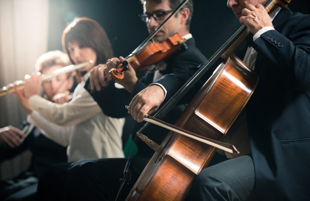 Rosalía Lux Tour: orquesta sinfónica en un escenario iluminado