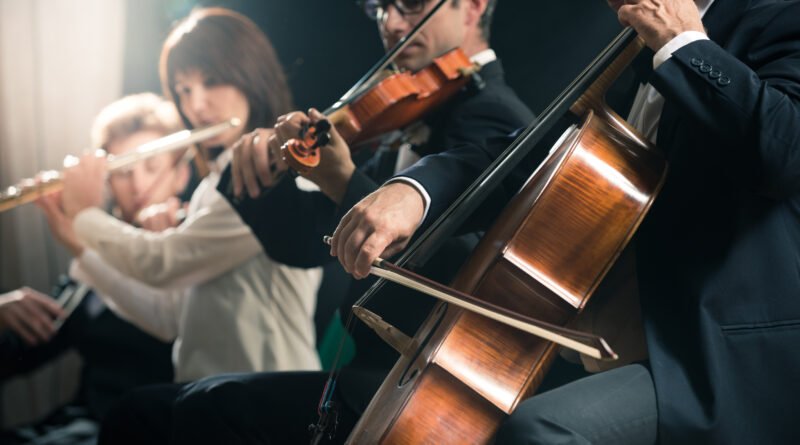 Rosalía Lux Tour: orquesta sinfónica en un escenario iluminado